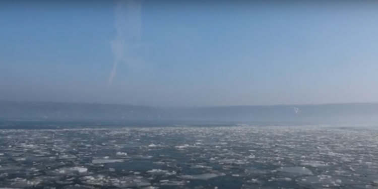 Imagini de poveste pe Nistru, în apropiere de Molovata: Apele râului se dezgheață și amintesc de Polul Nord | VIDEO