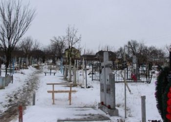 Doi bărbați din Criuleni au furat crucile din cimitir. Ce pedeapsă riscă