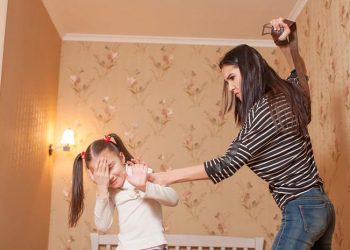 Шокирующий случай в пригороде столицы: Камеры наблюдения засняли женщину, ударившую свою 13-летнюю падчерицу | VIDEO