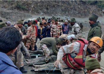 Bilanțul tragediei din Himalaya a crescut. Salvatorii încearcă să scoată zeci de oameni blocați într-un tunel