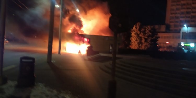 Incendiu puternic în capitală: Un magazin, distrus de flăcări