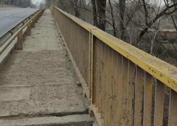 Bărbat din Ungheni, salvat de polițiști după ce a vrut să sară de pe pod