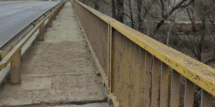 Bărbat din Ungheni, salvat de polițiști după ce a vrut să sară de pe pod