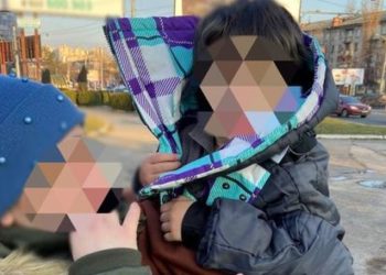 Poliția a găsit pe o stradă din Capitală un copil de 3 ani, singur și dezbrăcat. Unde erau părinții | Update