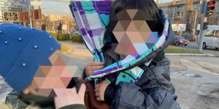 Poliția a găsit pe o stradă din Capitală un copil de 3 ani, singur și dezbrăcat. Unde erau părinții | Update