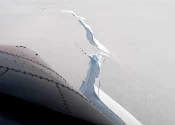 Айсберг размером с Петербург откололся от Антарктиды