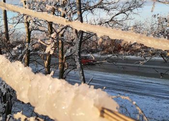 Zeci de localități din țară, fără curent electric. Chiciura a cauzat numeroase rupturi de conductoare