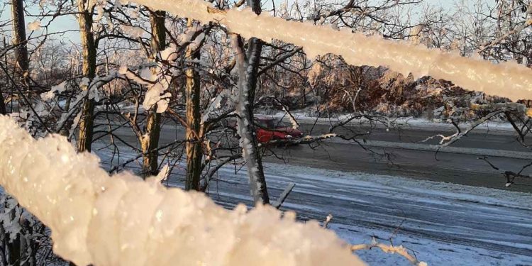 Zeci de localități din țară, fără curent electric. Chiciura a cauzat numeroase rupturi de conductoare