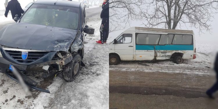 Un microbuz cu pasageri a ajuns în șanț după ce a fost lovit de o mașină pe contrasens. Sunt victime