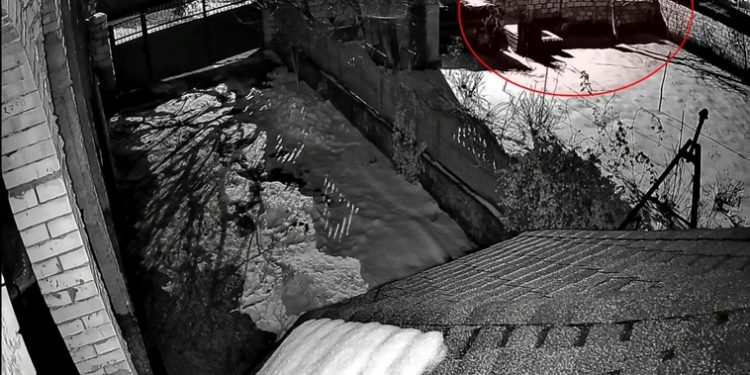 Caz ieşit din comun la Orhei. Momentul în care un tânăr este bătut şi băgat cu forța într-un automobil, filmat | VIDEO