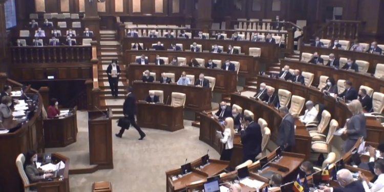 Platforma „Pentru Moldova” a părăsit sala de ședințe a Parlamentului și refuză să voteze Guvernul Gavrilița