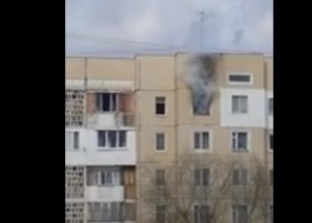 Incendiu în Chișinău: Arde un apartament de la ultimul etaj al unui bloc | VIDEO