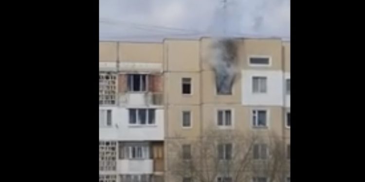 Incendiu în Chișinău: Arde un apartament de la ultimul etaj al unui bloc | VIDEO