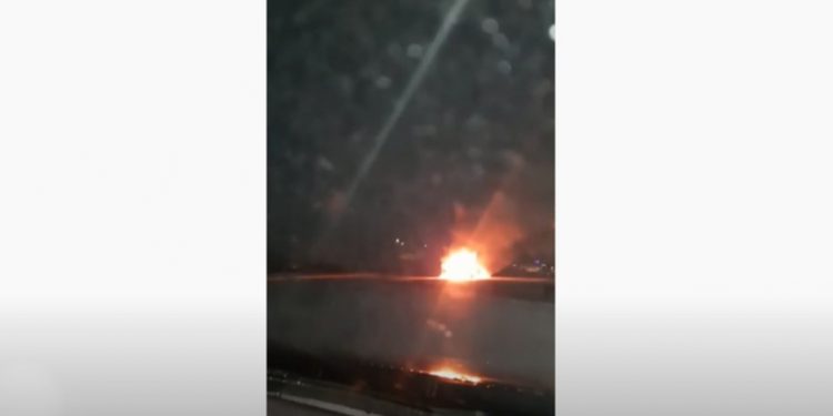 Un automobil a fost cuprins de flăcări, în această dimineață, la ieșirea din Chișinău | VIDEO