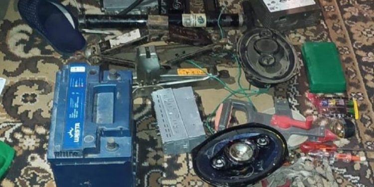 Cahul: Ziua munceau într-un market, iar noaptea spărgeau automobile. Trei tineri, reținuți de polițiști