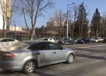 Flashmob în fața Președinției: Șoferii au claxonat încontinuu minute în șir și au cerut ieftinirea benzinei și motorinei | VIDEO
