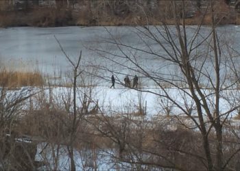 O fetiță de 12 ani s-a înecat în râul Nistru, după ce ar fi încercat să-și facă poze pe gheață