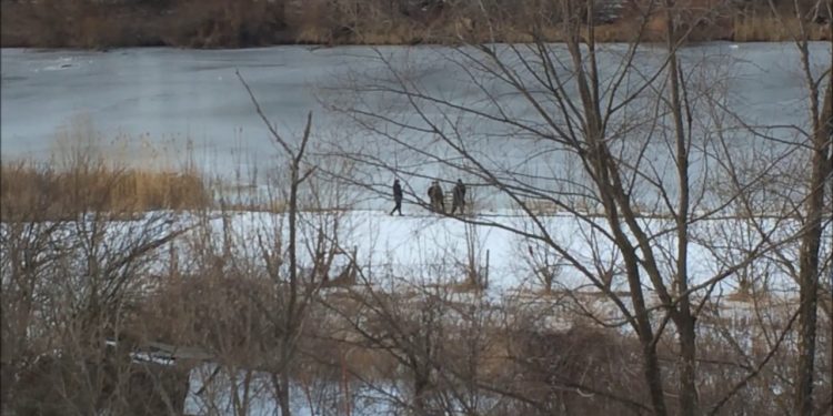 O fetiță de 12 ani s-a înecat în râul Nistru, după ce ar fi încercat să-și facă poze pe gheață