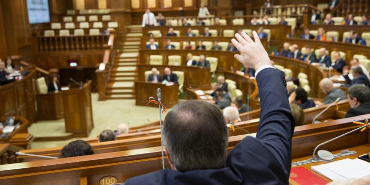 Deputații au aprobat demisia unui deputat PSRM. Cine ar urma să-i ia locul