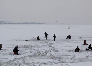No comment | Gheața subțire nu îi sperie pe amatorii de pescuit la copcă