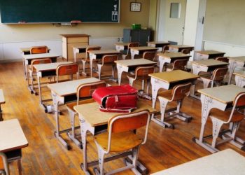 Nemulțumiți de decizia CNESP, sute de părinți au semnat o petiție online pentru ca elevii să meargă la școală de la 1 martie