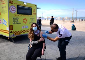 Israelul începe să se redeschidă, după ce procentul populației vaccinate a ajuns la aproape 50%