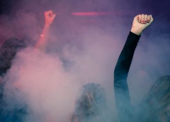 Vaccinarea relaxează restricțiile, polițiștii din Madrid luptă cu petrecerile ilegale, cea mai mare tranșă de seruri Pfizer ajunge în România | VIDEO