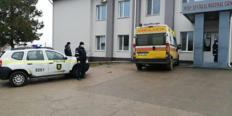 Cantemir: Un bebeluș s-a născut într-o ambulanță blocată în noroiul din sat