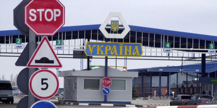 Plăcuțele neutre, obligatorii pentru călătoriile în Ucraina. Reguli noi pentru conducătorii auto din stânga Nistrului