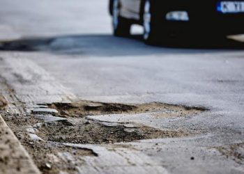 Gropi interminabile și murdărie: locuitorii capitalei sunt revoltați de atitudinea dezordonată a autorităților față de reparația drumurilor | VIDEO