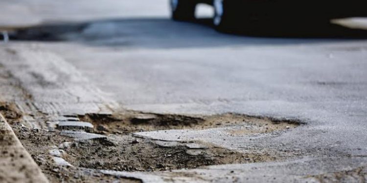 Gropi interminabile și murdărie: locuitorii capitalei sunt revoltați de atitudinea dezordonată a autorităților față de reparația drumurilor | VIDEO