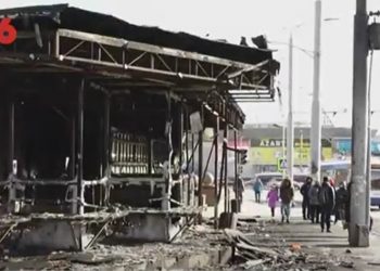 O stație de așteptare și o gheretă din Chișinău, mistuite de flăcări. Trei echipaje de pompieri au luptat cu focul | VIDEO