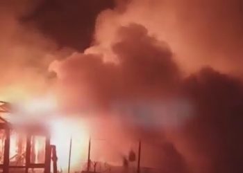 Incendiu la Bender: Flăcările imense s-au extins pe acoperișul unui bloc locativ | VIDEO