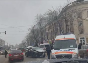 O ambulanță care transporta o pacientă, implicată într-un accident. Trei persoane au fost rănite