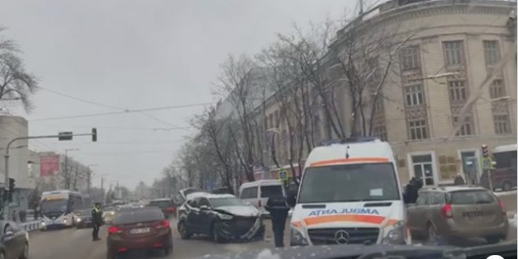 O ambulanță care transporta o pacientă, implicată într-un accident. Trei persoane au fost rănite