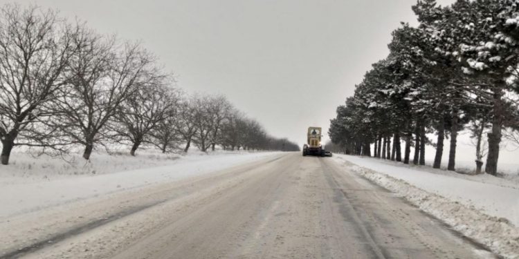 Pe drumurile publice naționale se circulă în condiții de iarnă