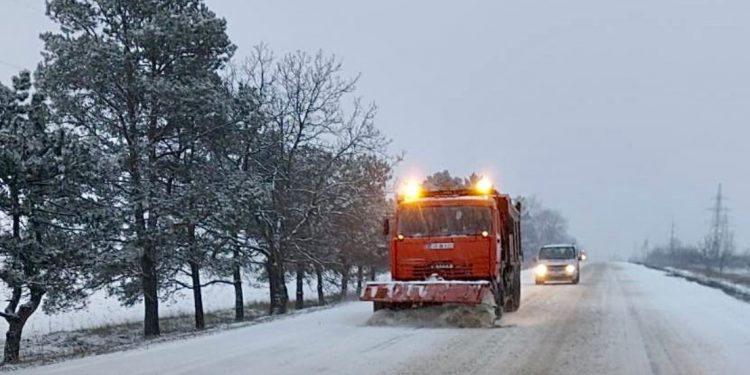 Atenție, șoferi: Drumuri înzăpezite, lunecuș și polei pe unele porțiuni
