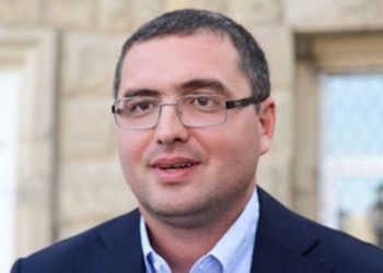 „Avem un cadou pentru țariocul nostru”. Surpriză ingenioasă pentru Renato Usatîi în fața Primăriei Bălți | VIDEO