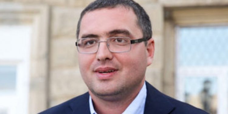 „Avem un cadou pentru țariocul nostru”. Surpriză ingenioasă pentru Renato Usatîi în fața Primăriei Bălți | VIDEO