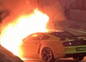 Bolid de lux în flăcări, în Chișinău. Internauții s-au întrecut în versiuni | VIDEO