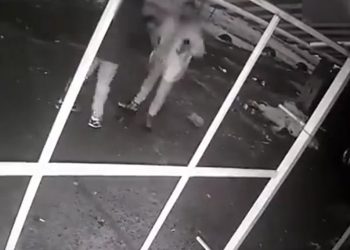 Trei tineri, reţinuţi în flagrant pentru şantaj şi ameninţare cu omor