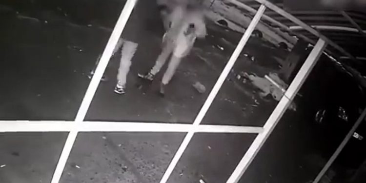 Trei tineri, reţinuţi în flagrant pentru şantaj şi ameninţare cu omor