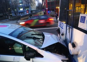 Încă un accident cu implicarea unui taxi. Șoferul a lovit un troleibuz