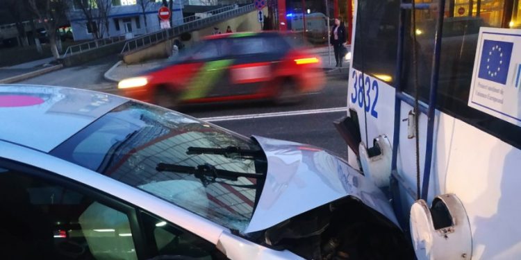 Încă un accident cu implicarea unui taxi. Șoferul a lovit un troleibuz