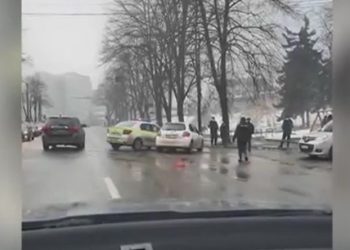 Accident matinal în Capitală cu implicarea unei maşini de poliţie | VIDEO