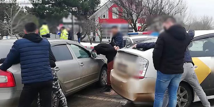 Patru tineri, reținuți în flagrant pe o stradă din Chișinău