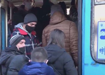 Protestele transportatorilor, coșmarul pasagerilor: Din cauza îmbulzelii, oamenii își pun viața în pericol și îngheață cu orele în stații | VIDEO