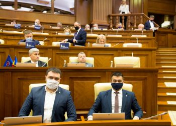 Platforma „Pentru Moldova” a părăsit sala de ședințe a Parlamentului și refuză să voteze Guvernul Gavrilița