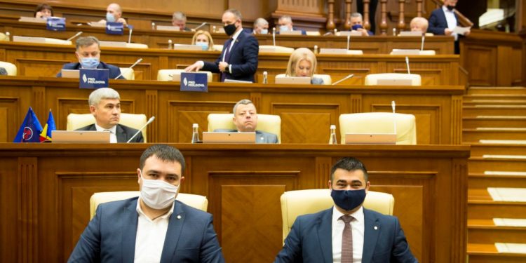 Platforma „Pentru Moldova” a părăsit sala de ședințe a Parlamentului și refuză să voteze Guvernul Gavrilița