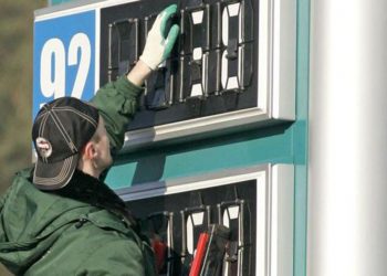 Ce spune ANRE despre scumpirea carburanților